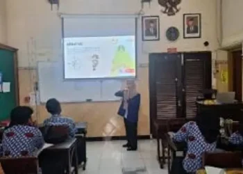 Mahasiswa Universitas Negeri Malang (UM) jalani suka duka Asistensi Mengajar di SMA Negeri 3 Malang, hadapi tantangan kelas sekaligus asah kompetensi calon pendidik. Foto / dok UM