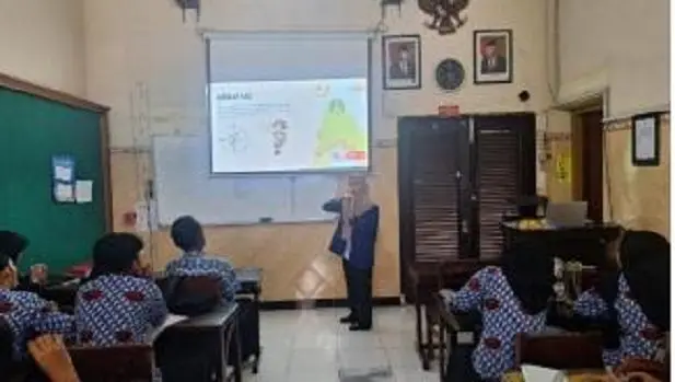 Mahasiswa Universitas Negeri Malang (UM) jalani suka duka Asistensi Mengajar di SMA Negeri 3 Malang, hadapi tantangan kelas sekaligus asah kompetensi calon pendidik. Foto / dok UM