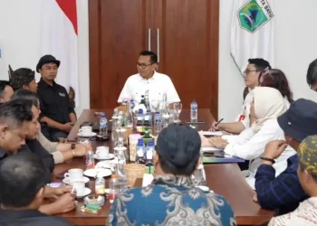 Wali Kota Batu, Nurochman saat menerima audiensi DKKB membahas pembentukan Perda Pemajuan Kebudayaan. Foto: Prokopim KWB