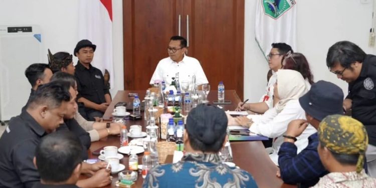 Wali Kota Batu, Nurochman saat menerima audiensi DKKB membahas pembentukan Perda Pemajuan Kebudayaan. Foto: Prokopim KWB
