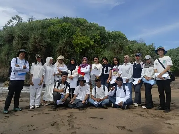 KKL Meteorologi Prodi Geografi Unikama ajak mahasiswa lakukan pengamatan langsung dinamika cuaca pesisir. /Foto: Dok. Unikama