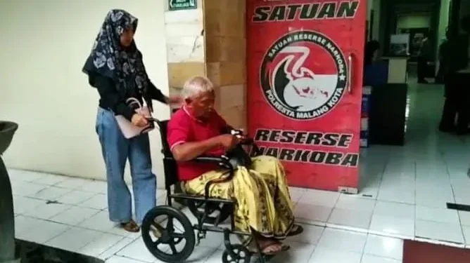 Yai Mim saat datang ke Polresta Malang Kota. (Foto/dok)