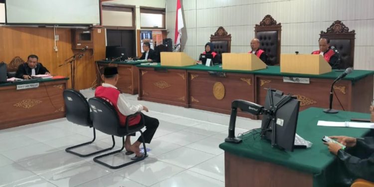 Terdakwa kasus pencabulan santri di ponpes Kota Batu saat menjalani sidang tuntutan. Foto: Kejari Kota Batu