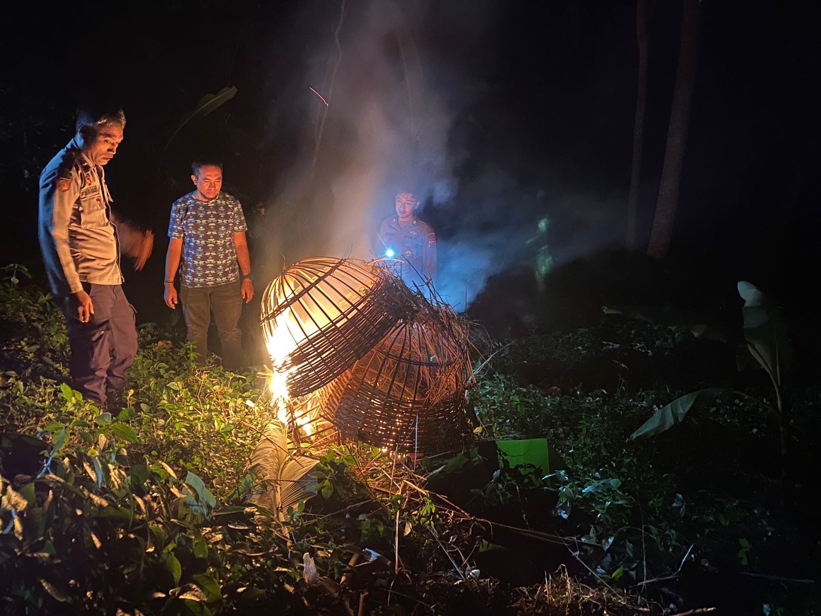 Polisi bakar kurungan ayam yang digunakan untuk judi sabung ayam di Sumberpucung. Foto: Polres Malang