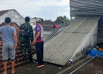 Angin kencang sebabkan atap rumah warga tersingkap. Foto: BPBD Kabupaten Malang