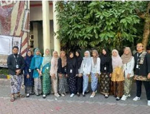 Suasana pendampingan Mahasiswa Universitas Negeri Malang (UM) saat pelaksanaan P5 di MAN 1 Kota Malang bertema Kearifan Lokal Nusantara, wujud sinergi pendidikan karakter dan budaya. Foto / dok UM
