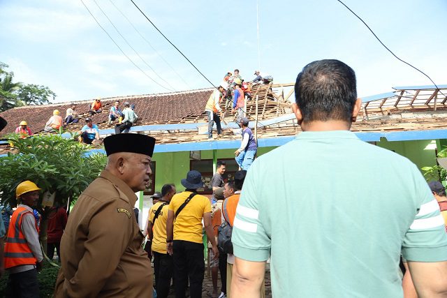Bupati Malang, Sanusi meninjau kerja bakti di SDN 4 Sukowilangun. Foto: Pemkab Malang