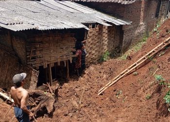 Longsor timpa kandang dan rumah warga di Lawang. Foto: BPBD Kabupaten Malang