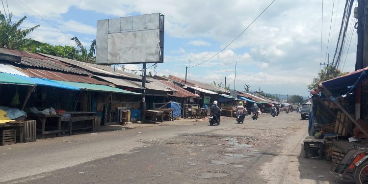 Kondisi jalan di kawasan Pasar Gadang Kota Malang. (Foto/M Sholeh)