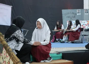 Pertunjukan seni drama mahasiswa PGSD Unikama dalam gelar karya PANDIKARA 2026. (Foto/dok. Unikama)