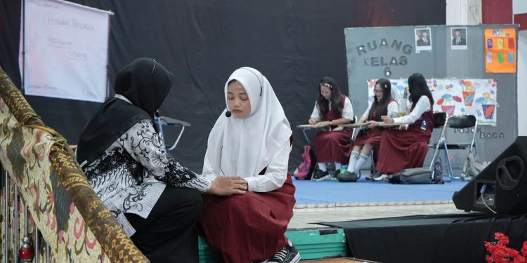 Pertunjukan seni drama mahasiswa PGSD Unikama dalam gelar karya PANDIKARA 2026. (Foto/dok. Unikama)
