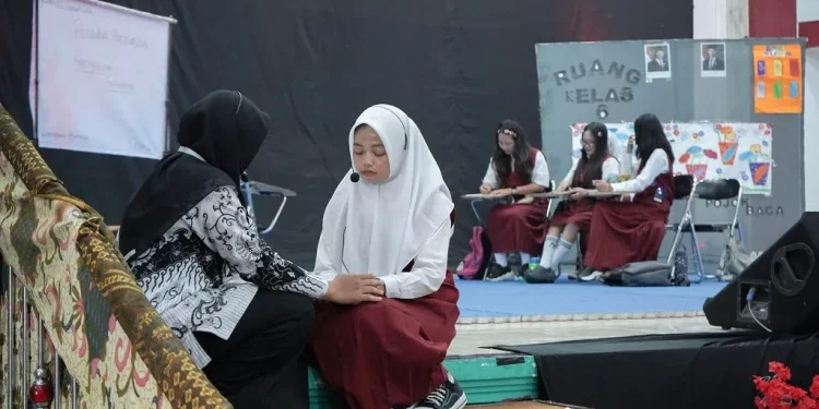 Pertunjukan seni drama mahasiswa PGSD Unikama dalam gelar karya PANDIKARA 2026. (Foto/dok. Unikama)