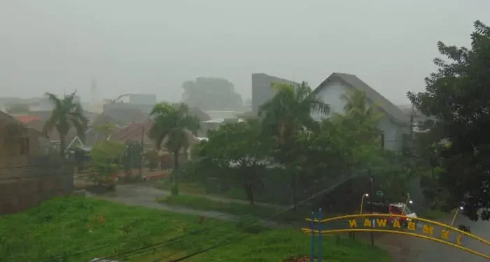 Prakiraan cuaca Malang, terutama di wilayah Kota Malang pada hari Jumat, 9 Januari 2026 yang berpotensi mengalami hujan ringan. /Foto: Tugumalang.id/ Bagus Rachmad Saputra.