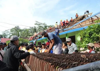 Kerja bakti membersihkan puing-puing di SDN 4 Sukowilangun. Foto: Pemkab Malang