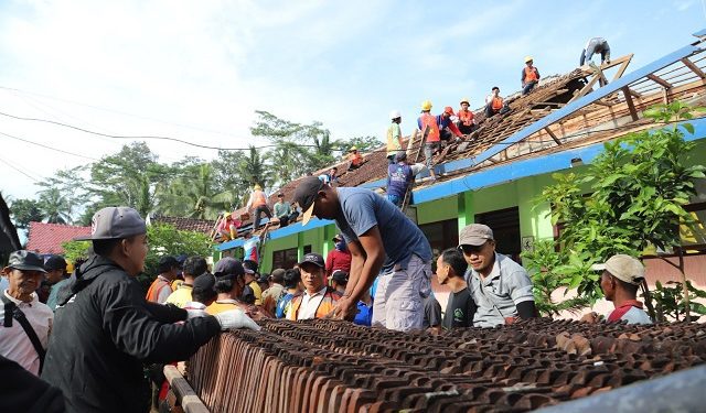 Kerja bakti membersihkan puing-puing di SDN 4 Sukowilangun. Foto: Pemkab Malang