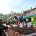 Kerja bakti membersihkan puing-puing di SDN 4 Sukowilangun. Foto: Pemkab Malang