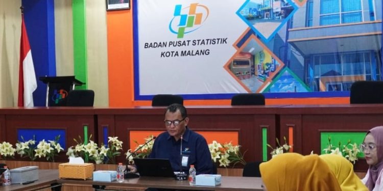 Kepala BPS Kota Malang, Umar Sjaifudin merilis angka inflasi Kota Malang. Salah satu penyebabnya harga emas. (Foto/dok. BPS)