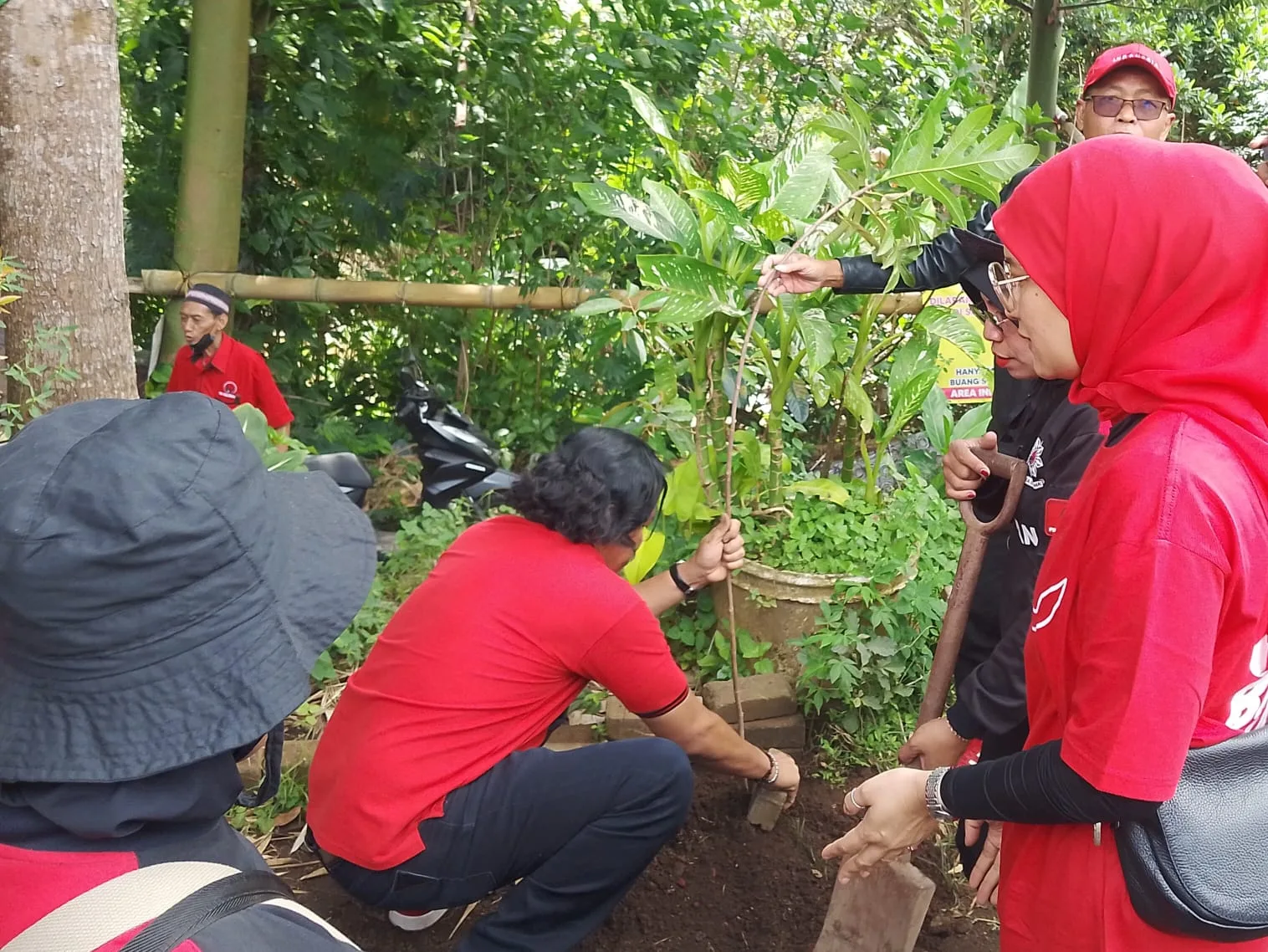 DPC PDI Perjuangan Kota Malang melakukan gerakan penanaman pohon untuk merawat lingkungan. (Foto/M Sholeh)