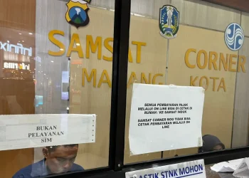 Jadwal layanan Samsat Corner MOG Malang yang memudahkan pembayaran pajak tahunan kendaraan bermotor yang lebih cepat dan praktis. /Foto: Tugumalang.id/Bagus Rachmad Saputra.