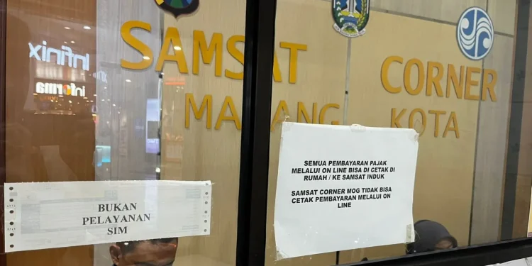 Jadwal layanan Samsat Corner MOG Malang yang memudahkan pembayaran pajak tahunan kendaraan bermotor yang lebih cepat dan praktis. /Foto: Tugumalang.id/Bagus Rachmad Saputra.
