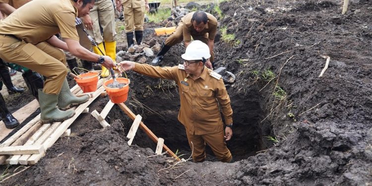 Peletakan batu pertama pembangunan Koperasi Merah Putih di Kelurahan Temas. Foto: Prokopim KWB