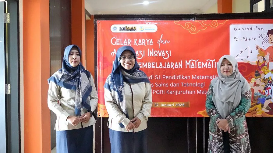 Ketua Program Studi Pendidikan Matematika Unikama, Dr. Retno Marsitin, M.Pd (tengah) meninjau pelaksanaan event Bazar Pendidikan dalam rangkaian acara Gelar Karya dan Apresiasi Inovasi Media Pembelajaran Matematika. /Foto: Dok. Unikama.