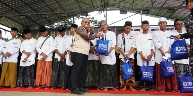 Yayasan Baitul Maal PLN UP3 Malang Bersama MTC menyantuni anak panti asuhan di Kota batu. Foto/dok