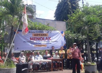 Sebagian pedagan saat melakukan aksi penolakan revitalisasi Pasar Besar. (Foto/M Sholeh)