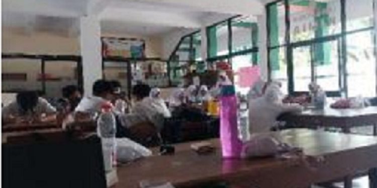 Suasana pendampingan Mahasiswa Universitas Negeri Malang (UM) saat pelaksanaan P5 di MAN 1 Kota Malang bertema Kearifan Lokal Nusantara, wujud sinergi pendidikan karakter dan budaya. Foto / dok UM