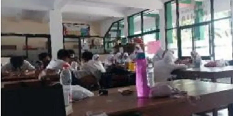 Suasana pendampingan Mahasiswa Universitas Negeri Malang (UM) saat pelaksanaan P5 di MAN 1 Kota Malang bertema Kearifan Lokal Nusantara, wujud sinergi pendidikan karakter dan budaya. Foto / dok UM
