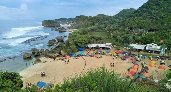 Rekomendasi pantai di Malang dengan penginapan nyaman yang ideal untuk liburan santai bersama keluarga. /Foto: Pinterest