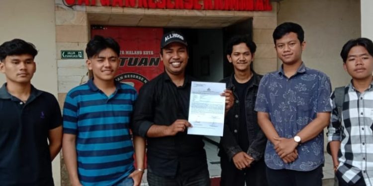 Mahasiswa dari Aliansi Literasi Akademisi Muslim melaporkan Pandji Pragiwaksono ke Polresta Malang Kota. Foto/dok