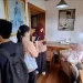 Peserta Batu Heritage Tour saat berkunjung ke kamar langganan Bung Karno di Villa Bimasakti Selecta. Foto: Azmy