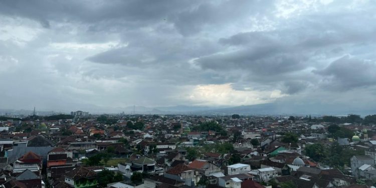 Prakiraan cuaca Malang, khususnya di wilayah Kota Malang pada hari Jumat, 23 Januari 2026 diperkirakan dominan berawan. /Foto: Tugumalang.id/Bagus Rachmad Saputra.