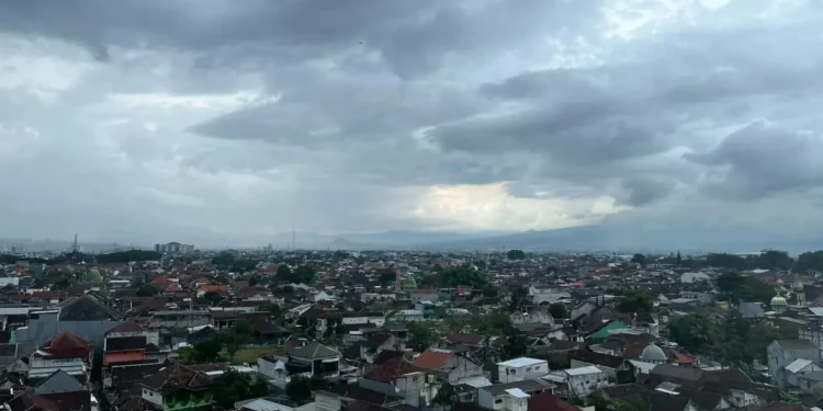Prakiraan cuaca Malang, khususnya di wilayah Kota Malang pada hari Jumat, 23 Januari 2026 diperkirakan dominan berawan. /Foto: Tugumalang.id/Bagus Rachmad Saputra.