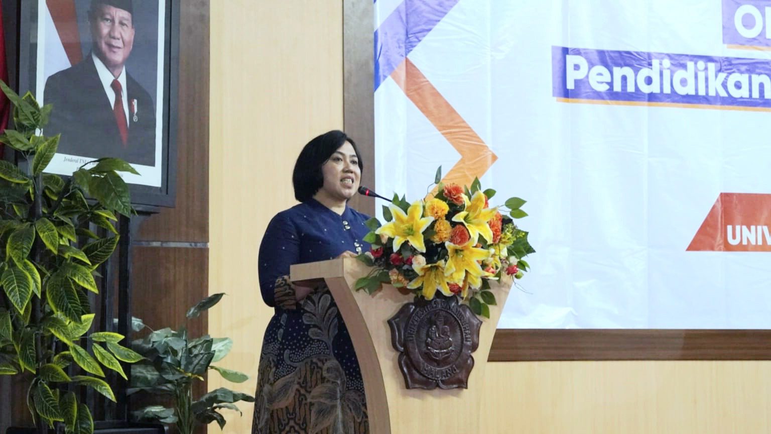 Dekan FIP Unikama, Dr. Cicilia Ika Rahayu Nita, M.Pd memberikan sambutan di kegiatan orientasi mahasiswa PPG Unikama. /Foto: Dok. Unikama.