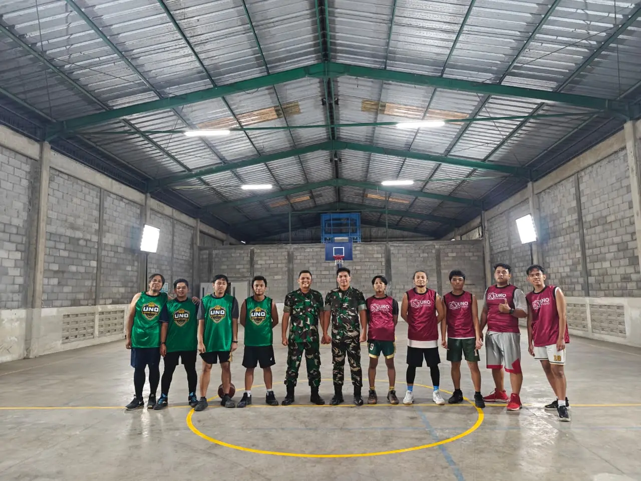 Pemain basket lintas profesi sudah menikmati permainan basket di UNO SPORT ARENA yang berada di daerah Jalan Raya Ngijo, Karangploso, Kabupaten Malang. Foto: dok.