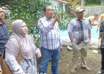 Peninjauan lapangan mencari titik terang status lahan kawasan Sumber Gemulo oleh Komisi A DPRD Kota Batu. Foto: Dok.