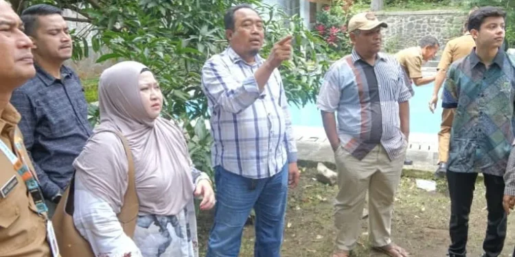 Peninjauan lapangan mencari titik terang status lahan kawasan Sumber Gemulo oleh Komisi A DPRD Kota Batu. Foto: Dok.