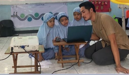 siswa SDIT Insan Permata menyimak materi pembelajaran tentang Teknik Sipil yang disampaikan oleh orang tua siswa. /Foto: Dok. SDIT Insan Permata Malang.