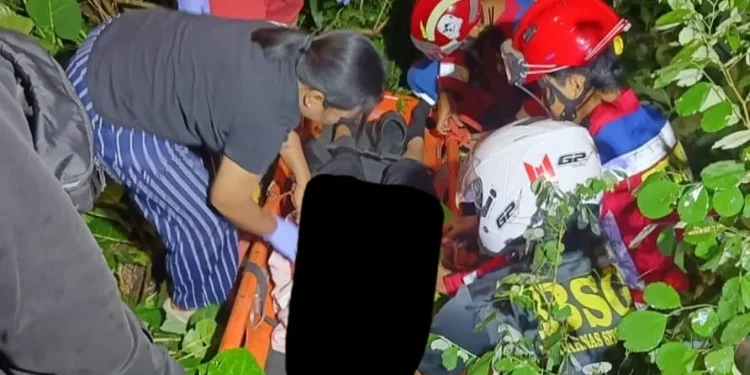 Petugas melakukan evakuasi terhadap perempuan yang diduga loncat dari Jembatan Suhat. (Foto/ist)
