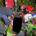 Petugas melakukan evakuasi terhadap perempuan yang diduga loncat dari Jembatan Suhat. (Foto/ist)