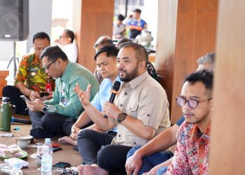 Wawali Heli Suyanto saat menemui warga sekitar sumber mata air Umbul Gemulo. Foto: Prokopim KWB