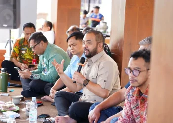 Wawali Heli Suyanto saat menemui warga sekitar sumber mata air Umbul Gemulo. Foto: Prokopim KWB