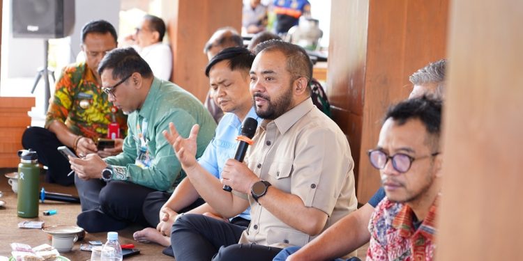 Wawali Heli Suyanto saat menemui warga sekitar sumber mata air Umbul Gemulo. Foto: Prokopim KWB