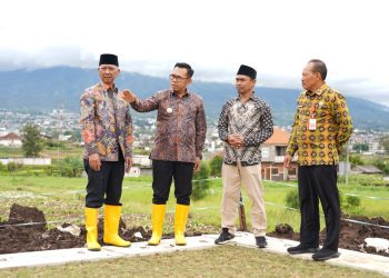 Wali Kota Batu Nurochman saat meninjau proses revitalisasi Lapangan Desa Sumberejo. Foto: Prokopim KWB