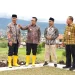 Wali Kota Batu Nurochman saat meninjau proses revitalisasi Lapangan Desa Sumberejo. Foto: Prokopim KWB