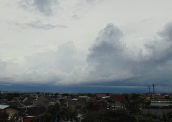 Informasi prakiraan cuaca Malang, terutama di Kota Malang pada hari Jumat, 2 Januari 2026 yang kondisinya cukup bervariasi. /Foto: Tugumalang.id/Bagus Rachmad Saputra.