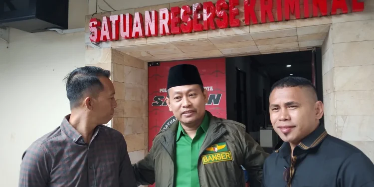 Kuasa hukum Sahara, Moh Zakki memberikan pernyataan usai Yai Mim ditetapkan sebagai tersangka. (Foto/M Sholeh)