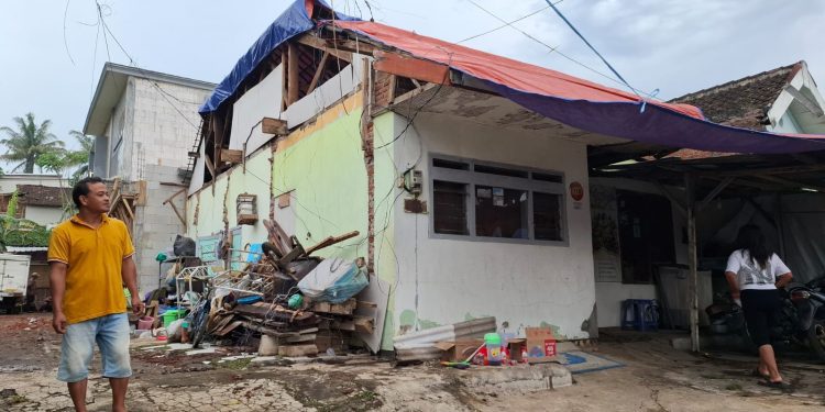 Salah satu rumah yang terdampak angin kencang di Kabupaten Malang. Foto: Aisyah Nawangsari Putri
